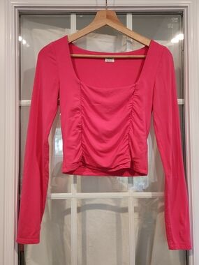 Aritzia Wilfred Pink Lydia Top

Ruched square-neck longsleeve